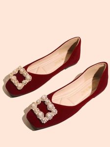 รองเท้าแต่งงานส้นเตี้ยพื้นแบนหัวเหลี่ยมสีแดง รองเท้าแต่งงานแบบใส่ได้สองทาง พื้นนุ่ม กันลื่น ไม่เจ็บ สวมใส่สบาย สำหรับผู้หญิงตั้งครรภ์และเจ้าสาว