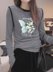 เสื้อยืดแขนยาวผู้หญิงฤดูใบไม้ร่วง/ฤดูหนาว ดีไซน์ไหล่สีตัดกัน ขนแกะ ทรงสลิมฟิต พิมพ์ลายผีเสื้อ เสื้อชั้นในสุดเท่
