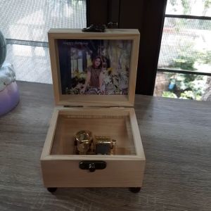 กล่องดนตรีไขลาน Sankyo สีทอง ในกล่องไม้เหลี่ยมขนาด 10 9.5 6.5 cm