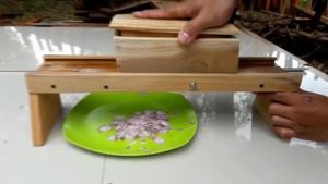 gratis ongkir PENGIRIS BAWANG SERBA GUNA GRATIS PISAU CADANGAN - Parutan Keripik Singkong - Parutan Singkong Keripik / Parutan Serbaguna