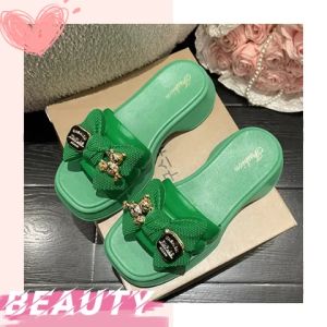 LKShoes สินค้าแนะนำ รองเท้าแฟชั่นผู้หญิงงมีโบว์ติดด้านหน้า เป็นเสริมส้นสีพื้น มีให้เลือก4สี ดำ, ครีม, เขียว, ชมพู ใส่แล้วเท้าสวยเข้ารูป ดีมาก มาจัดกับโล้ด