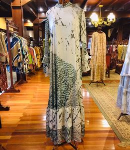 Agassi Dress by Dian Pelangi ORIGINAL Busana Muslim Baju Maxi Gamis Kaftan Abaya Gaun Outfit Busui Casual Formal Pesta Pernikahan Kondangan Wanita Hijaber Cantik Anggun Modis Modern Elegan Mewah Model Korea Terbaru Motif Batik Abstrak Hand Made Kekinian