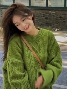 เสื้อสเวตเตอร์ถักสีเขียวสไตล์ญี่ปุ่นย้อนยุคสำหรับผู้หญิง ฤดูใบไม้ร่วง/ฤดูหนาว 2025 ใหม่ ขายดี หลวม นุ่ม อบอุ่น เสื้อชั้นใน