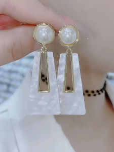 Qin Ruoyi Fashionable Geometric Alloy Earrings for Women with Exaggerated Web Red Face Slimming Long Ear Decorations Silver Pearl Clip New Trend