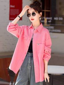 เสื้อแจ็คเก็ตยีนส์ทรงหลวมสไตล์เกาหลีสำหรับผู้หญิง ฤดูใบไม้ผลิ 2024 เสื้อคลุมยาวปานกลางที่ปกปิดสะโพก แขนยาว สีพื้น ปุ่มหลายเม็ด