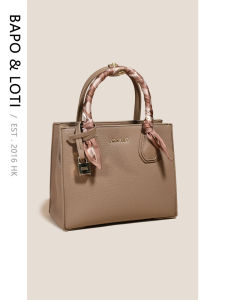 กระเป๋าถือทรงสี่เหลี่ยมด้านเท่าแบบสะพายข้างสำหรับผู้หญิง กระเป๋าหนัง PU ขนาดกลาง สไตล์ใหม่ปี 2023 กระเป๋าถือสำหรับเดินทางและไปทำงาน