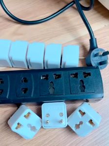 Phích cắm điện Vinakip chuyển đổi ổ 3 chấu thành 2 chấu đa năng 10A 250V (1 cái)
