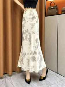 กระโปรงยาวทรงเอเอวสูงพิมพ์ลายหมึกน้ำสไตล์ฝรั่งเศสสำหรับผู้หญิง กระโปรงยาวคลุมเข่าทรงหางปลา ผ้าซาตินอะซิเตท กระโปรงทรงเอ