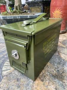 Thùng đựng đồ đa loại 7 L có lắp sẵn bộ vít để lắp khoá chống trộm