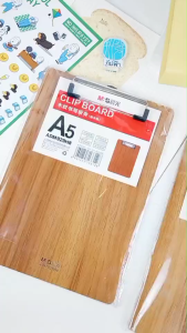 ( 1 ชิ้น ) คลิปบอร์ด M&G ขนาด A5 ลายไม้ รุ่น ADM929H8