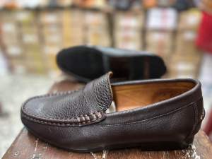 รองเท้าหนังแท้100% คัทชูผู้ชาย พื้นเย็บใส่นุ่มสบายเท้า D1รองเท้าโลฟเฟอร์หนังนิ่ม