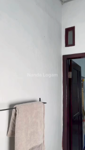 Rak Gantungan Handuk Tempel Dinding Besi Hemat Ruang Serbaguna Tanpa Bor Anti Karat