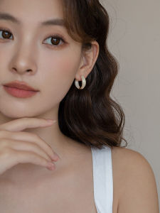 Retro Milk White Drip Glaze Womens Fashion High-End Sensation Earrings 2025 New Popular Individual Versatile Ear Jewelry