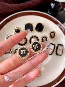 2/pcs Black Stud Earrings Small Fragrant Vintage Earrings Elegant Ladies Fashion Jewellery