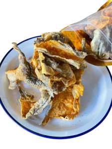 หนังปลาทอดกรอบรสต้มยำ น้ำหนัก 100 กรัมราคา 55 บาท หนังปลาแซลมอนทอดกรอบ