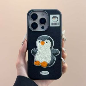 Stitching Penguin Doll 17ProMax Leather Texture Mobile Phone Case 13/14Plus Unique 16/15ProMax Small 7/8P High End 11/12 X/XS/XR Anti-Fall Protection Cover