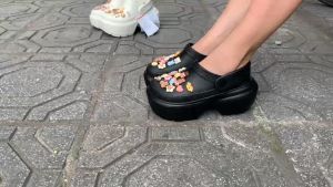 Dép sục cross Band Stomp Clog nữ đế cao 5cm  nhựa đi mưa hàng chuẩn chính hãng tặng 10 Jib màu đen