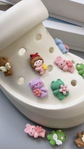 Set 14 Sticker Charm 3D chủ đề ếch xanh Mayto gắn Dép Cross Dép Sục Cá Sấu JB-181