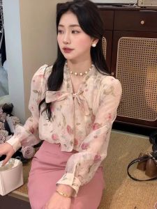 เสื้อเชิ้ตผ้าชีฟองลายดอกไม้สไตล์ฝรั่งเศสสำหรับผู้หญิงแขนยาวฤดูใบไม้ผลิและฤดูใบไม้ร่วงใหม่ปิดหน้าดีไซน์บางเฉียบเสื้อเชิ้ตผูกโบว์ผีเสื้อแฟชั่น