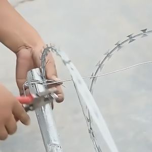Razor Barbed Combat Blade Wire 100 Meters Anti-rust Anti-climb Steel Galvanized Sharp Fence Coil for Garden Ourdoor Farm