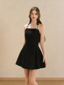 oshea | Đầm Đen Ngắn Phong Cách Chanel Cổ Halter Thắt Éo Có Đính Hạt