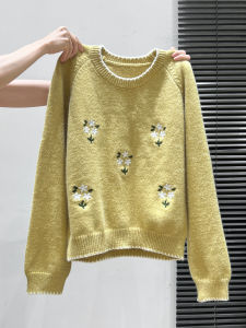 เสื้อสเวตเตอร์ถักคอตั้งแขนยาวสีเหลืองสำหรับผู้หญิง ฤดูใบไม้ร่วง/ฤดูหนาว เสื้อคลุมกันหนาวหนาปักลายดอกไม้ เสื้อชั้นใน เสื้อตัวบน