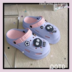 DMshoes  แฟชั่นใหม่ รองเท้าแตะหัวโตแบบสวม พื้นนิ่มน้ำหนักเบา สีสวยน่ารักมาก มีหลายสีให้เลือก ชอบสีไหนกดได้เลย รุ่นนี้เค้าฟรีตัวติดให้ด้วยนะ บอกเลยว่าราคานี้คุ้มมาก