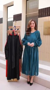 Cutie Minute อก ฟรีไซส์  44-58" Maxi เดรสอัดพลีทที่เก๋มากค่ะ งานผ้าพื้นแต่มาพร้อมดีเทลที่แขน ใช้เทคนิคการอัดพลีทที่แตกต่างกัน