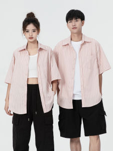 เสื้อเชิ้ตแขนสั้นผู้ชายผ้าลายทางสีชมพู ทรงหลวม ฤดูร้อน 2024 แฟชั่นฤดูร้อน เสื้อเชิ้ตผู้หญิง คู่รัก ทรงหลวม เสื้อเชิ้ตผู้ชาย