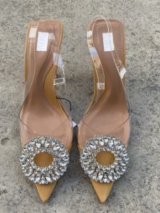 ฤดูร้อน 2024 รองเท้าส้นสูงแฟชั่น ลำลอง หลากหลาย รองเท้าแต่งงานชี้นิ้วเท้ารอบหัวเข็มขัดน้ําเพชร โปร่งแสง กลับ สายคล้อง รองเท้าแตะผู้หญิง