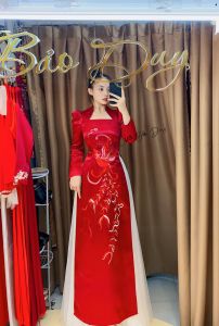 Áo dài cổ vuông thêu phượng hoàng