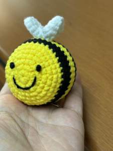 Móc khóa chú ong bằng len