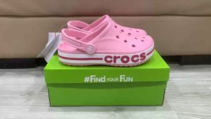 Dép sục crocs chuẩn xịn chống hôi chân nhựa tế bào êm mềm siêu bền đi mưa lội nước đi biển. Dép sục crocs baya viền chữ crocs màu hồng cho nữ