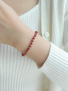 สร้อยข้อมือลูกปัดหลากสีสันแบบยืดหยุ่น ลูกปัดมัลเบอร์รี่แดง ลูกปัดฟอสเฟทสีแดงและฟ้า โซ่สายรัดข้อมือแบบยืดหยุ่น