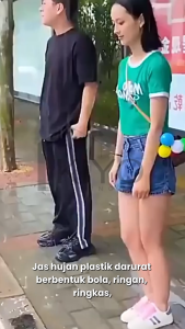 KIYO Jas Hujan Plastik Gantungan Bola dengan Gantungan Kunci Warna Warni Jas Hujan Konser Bola Portable Darurat Bisa Digantung