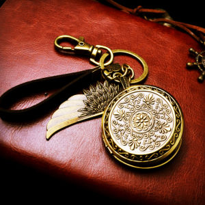 Retro Keychain Creative Photo Opening Design for Men And Women Couple Birthday Christmas Gifts Practical Metal Alloy Keyring