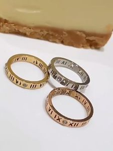 Ladamas Cincin Titanium Anti Karat Motif Angka Romawi Gaya Vintage Cincin Wanita Berkilau Mewah CT2