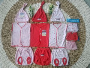 paket newborn 12 pcs warna seri merah kutung /pendek /panjang di lengkapi : 3 pcs sartaki /topi tali