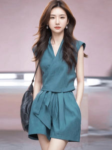 Fashionable Short Pants Set Summer 2024 Two-Piece Set High-Waist Flattering V-Neckline Perfect for Young Women Aged 18-25