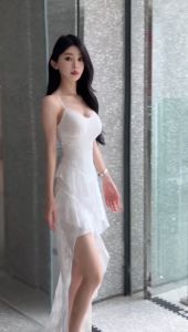 ชุดเดรสยาว ผ้าลูกไม้ สายเดี่ยวสีขาว คอวีมีซับใน ทรงหน้าสั้นหลังยาว สายเสื้อปรับได้ หลังยางยืด แต่งระบายผ้าลูกไม้กลางตัว Dress ไปทะเล #1001