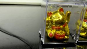 Mini Gold Solar Lucky Cat Automatic Waving For Home Office Display And Car Decoration