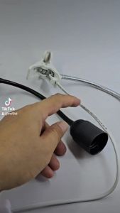 ขาหนีบขั้วต่อหลอดไฟ ขั้วขาหนีบขั้วหลอดไฟ E27 สีขาว สีดำ ดัดงอได้ตามใจชอบ มีสวิตช์พร้อมขาหนีบ ( มี มอก.)