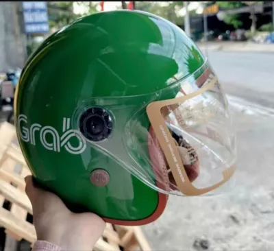Nón bảo hiểm 3/4 Grab màu xanh lá cây với kính chắn gió trong suốt và logo Grab.