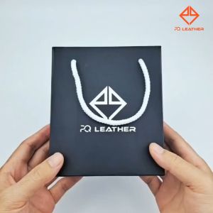 Ví nam khắc tên theo yêu cầu da saffiano nhập khẩu PQ Leather PV28 có Khóa kéo full Hộp Túi Thiệp Nơ làm quà tặng