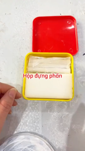 Hộp phấn học sinh bằng nhựa 9cm x 9cm (4 phấn trắng 1 miếng bôi bảng)