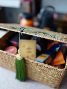 Traditional Chinese Style Handwoven Sea Grass Storage Box Covered Desktop Organizer for Tea Room Handmade Home Decor Gift