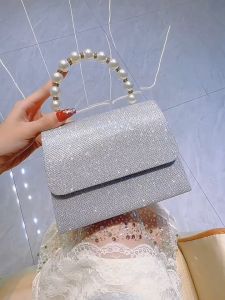 มาใหม่ กระเป๋าสะพายข้างหูจับไข่มุก รุ่น Ariel  มาพร้อมสายสะพาย มี 3 สีให้ลุคห์คุณหนูเเสนหวานเหมาะสำหรับทุกโอกาส งานเเต่งราตรีกลางคืน