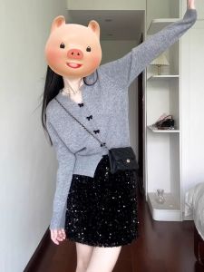 เสื้อคาร์ดิแกนถักแขนยาวทรงสลิมฟิตสำหรับผู้หญิงในช่วงต้นฤดูใบไม้ร่วง สีเทา คอวี ผูกโบว์ แจ็คเก็ตสั้น เสื้อคลุมกันหนาวแบบสวมหัว