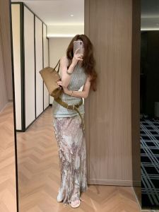 Bộ Đồ Nữ Áo Thun Ôm Body Không Tay Và Chân Váy A-Line