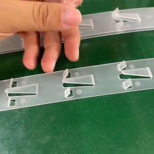 ร้านสะดวกซื้อแขวนตะขอซูปเปอร์มาร์เกตพลาสติกแบบมีช่องเสียบบัตร เป้าหมายของผ้าป่าเรียว